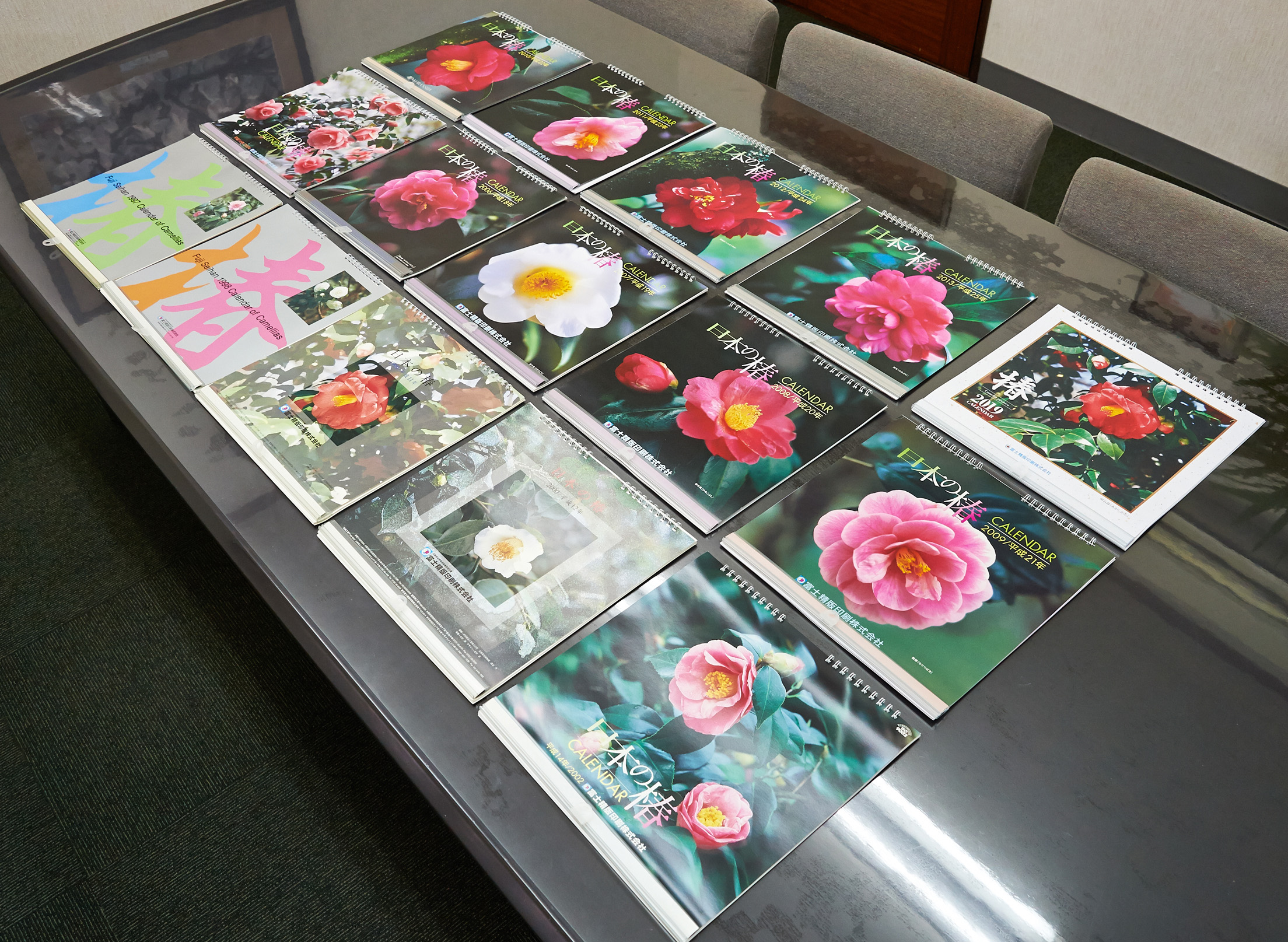 富士精版印刷の椿カレンダー