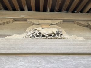 英勝寺仏殿　軒下の牛と椿の彫刻　20220223